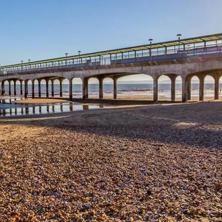 A Beautiful Apartment With Stunning Sea Views & Private Balcony-3