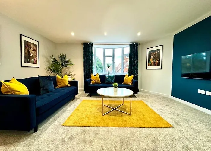 Chic 3Br Bournemouth Apt - Near Beach & Shops!